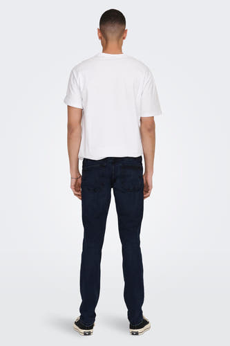 Blauwe zwarte denim slim jeans van ONLY & SONS, met zwarte sneakers en een wit T-shirt.