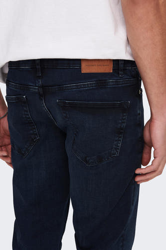 Blauwe jeans van spijkerstof van ONLY & SONS, met donkere wassing en achterzakken.