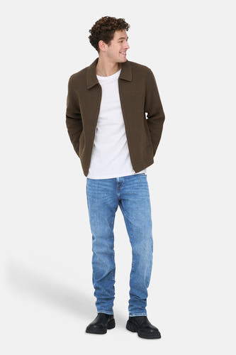 Blauwe straight jeans van ONLY & SONS, met een lichte wassing en gedragen met een wit T-shirt en een bruin jack.
