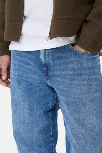 Middenblauwe rechte jeans van ONLY & SONS, met een vintage wassing en een relaxte pasvorm.
