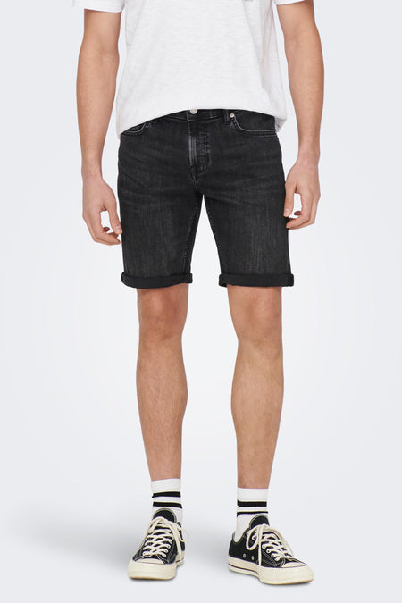 Zwarte jeansshort van ONLY & SONS, gecombineerd met een wit T-shirt, gestreepte sokken en zwarte sneakers.