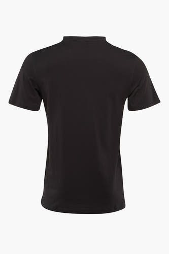 T-shirt noir de ONLY & SONS, gros plan sur l'épaule et la manche courte.