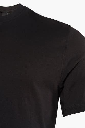 Zwart T-shirt van ONLY & SONS, close-up van de schouder en korte mouw.