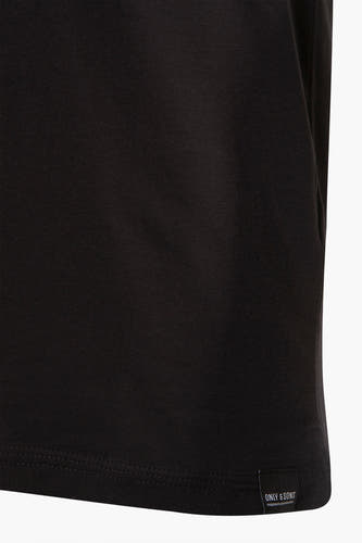 T-shirt noir de ONLY & SONS, gros plan sur le bas avec une étiquette.