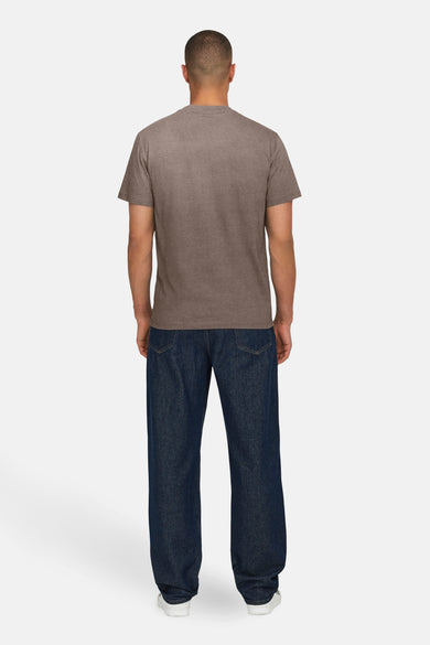 Bruin T-shirt met korte mouwen van ONLY & SONS®, gezien van achteren, gecombineerd met een donkerblauwe jeans en witte schoenen.