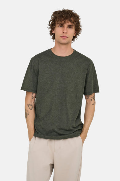 Groen T-shirt met korte mouwen van ONLY & SONS®, met een effen design en zichtbare tatoeages op de armen.
