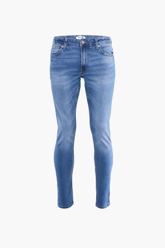 Jean slim fit bleu clair d'ONLY & SONS, avec poches sur l'arrière et un léger lavage.