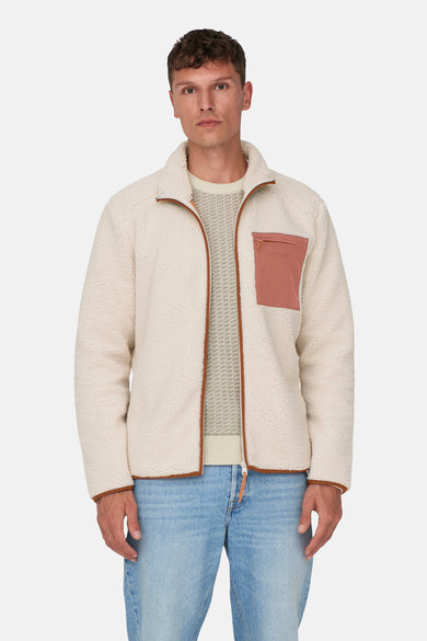 Korte ecru jas van ONLY & SONS® met een teddy textuur en een contrasterende borstzak.

