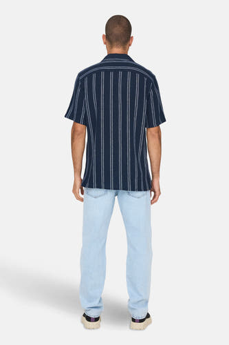 Bleu, chemise à rayures avec manches courtes de ONLY & SONS®, vue de derrière, associée à un jean bleu clair et des baskets.