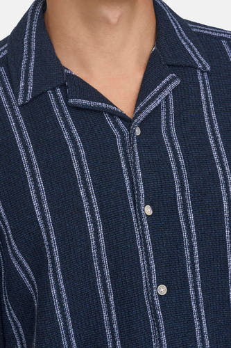 Chemise à rayures bleues avec manches courtes de ONLY & SONS, avec collet et fermeture à boutons.