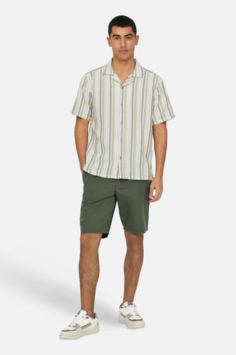 Multikleurig overhemd met korte mouwen van ONLY & SONS, met streepmotief en gedragen met groene shorts en witte sneakers.
