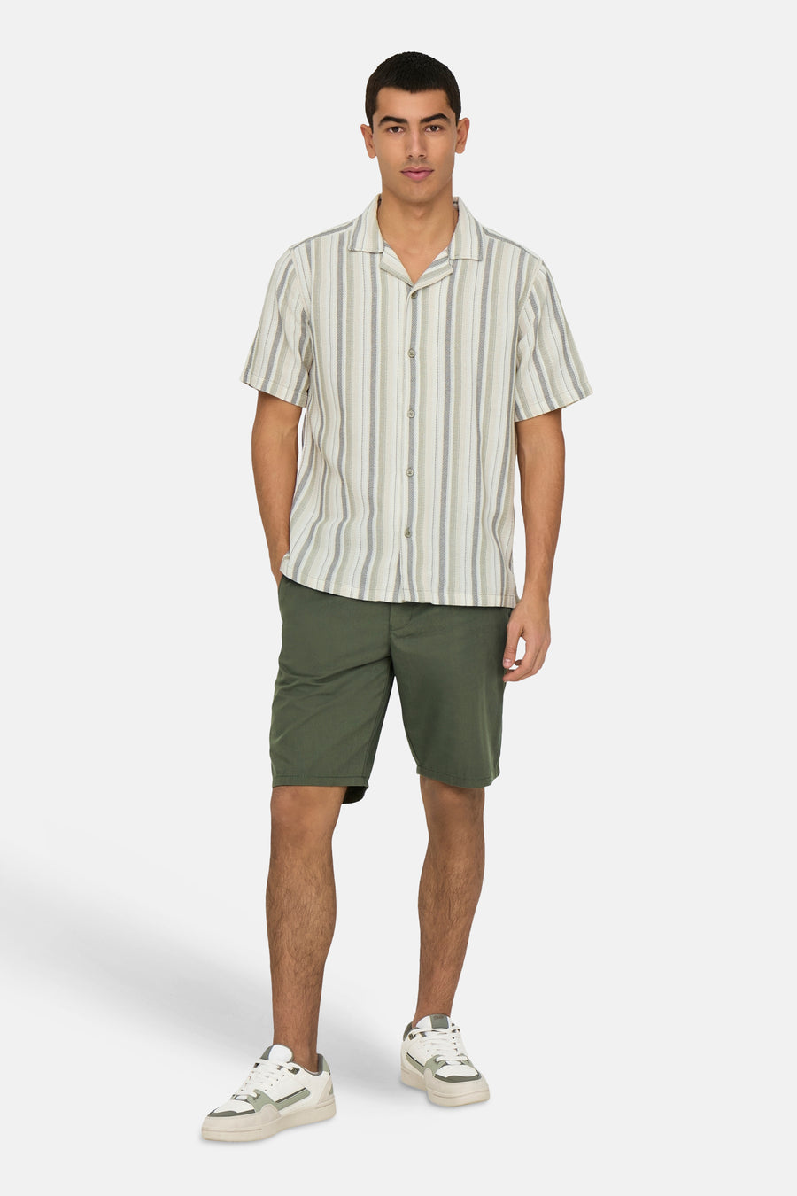 Multikleurig overhemd met korte mouwen van ONLY & SONS, met streepmotief en gedragen met groene shorts en witte sneakers.
