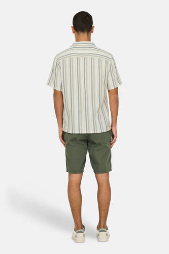 Meerkleurig overhemd met korte mouwen van ONLY & SONS®, gestreept, gedragen met groene shorts en crèmekleurige sneakers, achteraanzicht.

