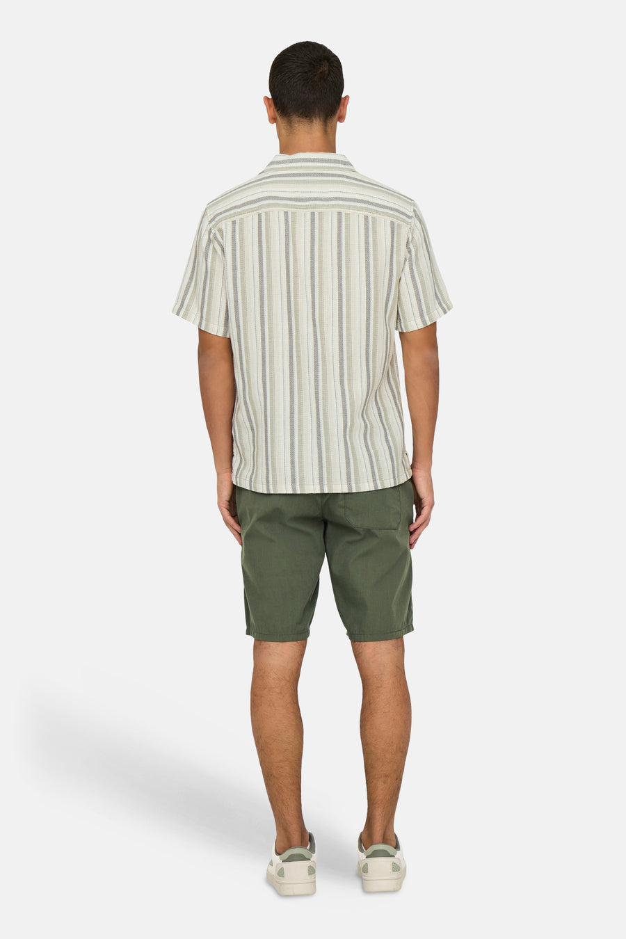Meerkleurig overhemd met korte mouwen van ONLY & SONS®, gestreept, gedragen met groene shorts en crèmekleurige sneakers, achteraanzicht.
