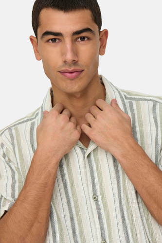 Multikleurig overhemd met korte mouwen van ONLY & SONS®, met een gestreept patroon en een button-down sluiting.
