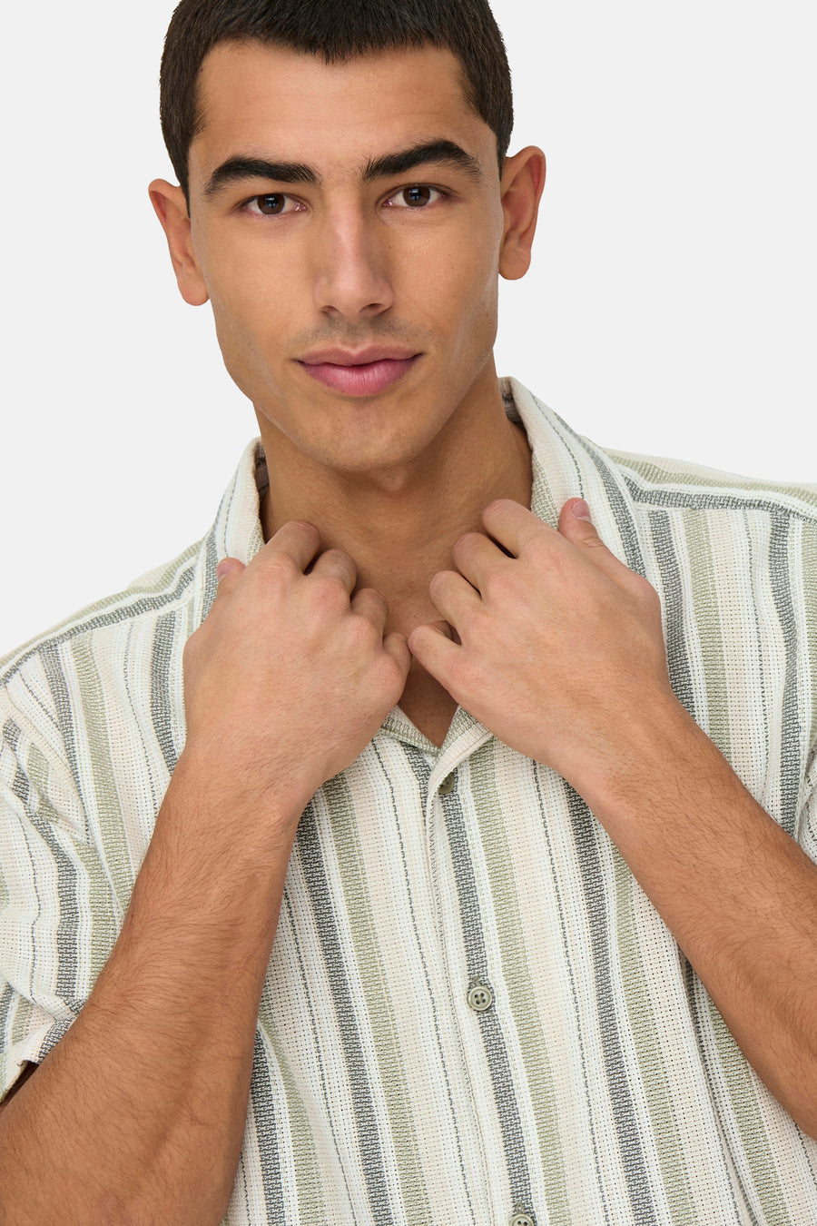Multikleurig overhemd met korte mouwen van ONLY & SONS®, met een gestreept patroon en een button-down sluiting.
