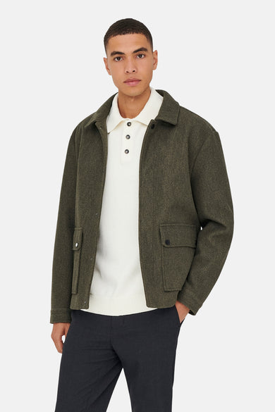 Bruine korte jas van ONLY & SONS®, gedragen over een witte polo en donkere pantalon.