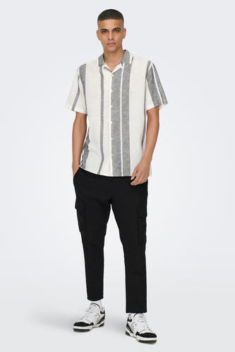 Ecru hemd met korte mouwen van ONLY & SONS® met grijs gestreepte patronen, gecombineerd met een zwarte broek en witte sneakers.

