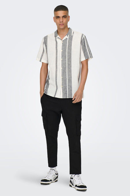 Ecru hemd met korte mouwen van ONLY & SONS® met grijs gestreepte patronen, gecombineerd met een zwarte broek en witte sneakers.
