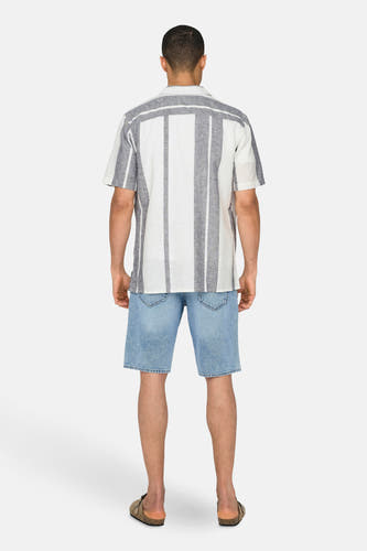 Ecru overhemd met korte mouwen van ONLY & SONS, met verticale strepen en gecombineerd met denim shorts.