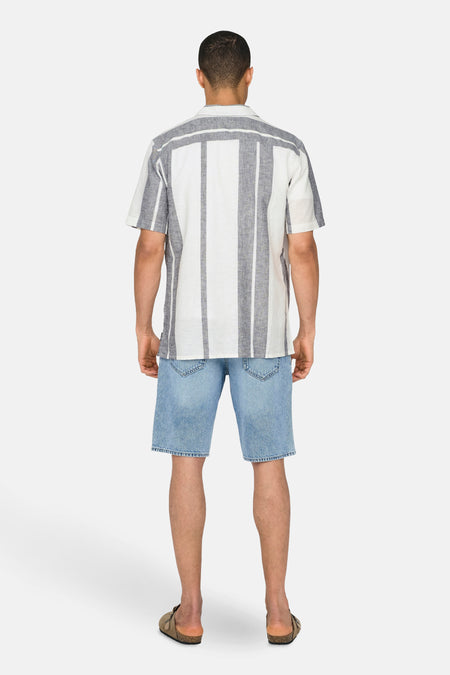 Ecru overhemd met korte mouwen van ONLY & SONS, met verticale strepen en gecombineerd met denim shorts.