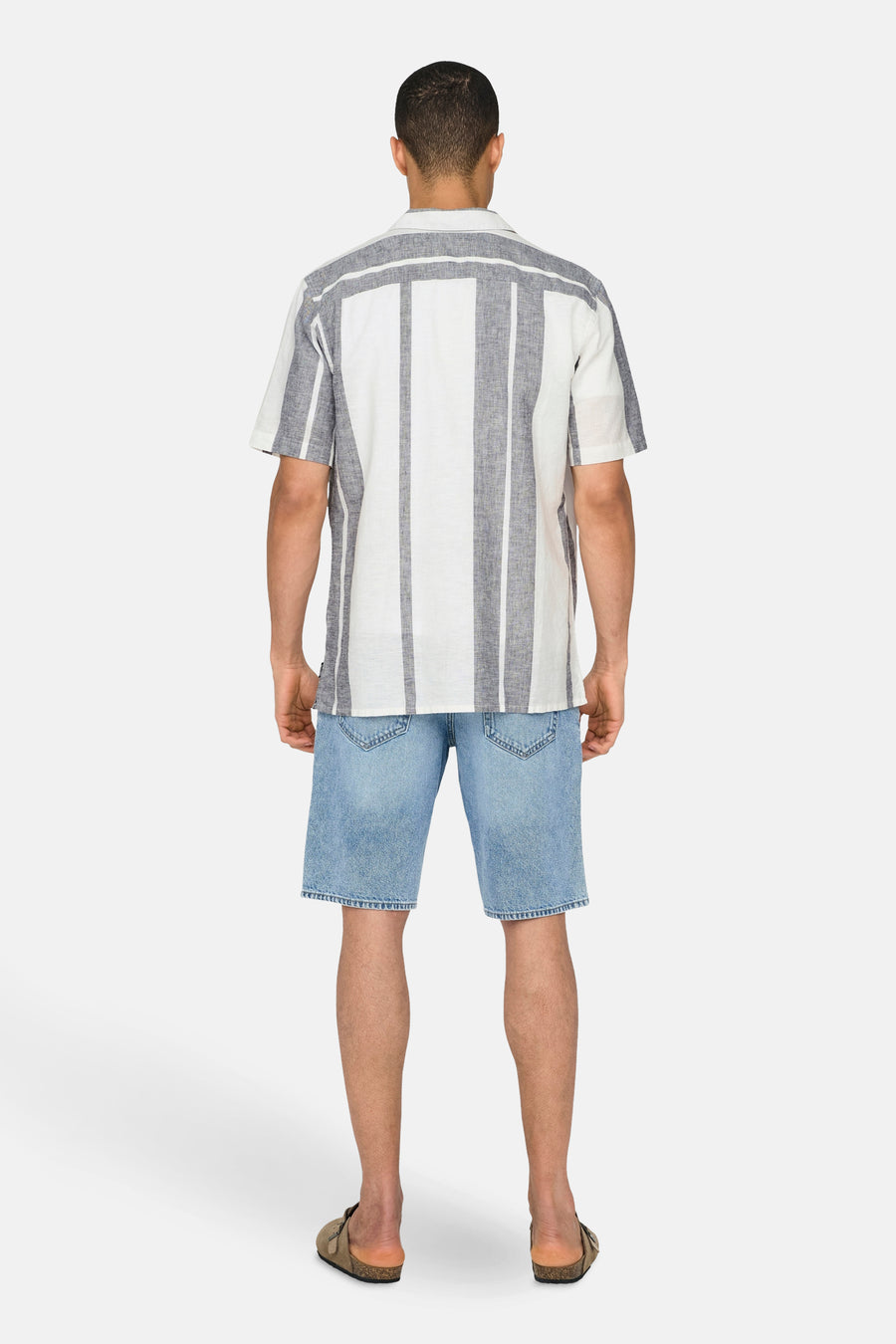 Ecru overhemd met korte mouwen van ONLY & SONS, met verticale strepen en gecombineerd met denim shorts.