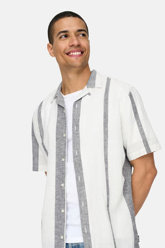 Ecru overhemd met korte mouwen van ONLY & SONS®, met grijze verticale strepen, gedragen over een wit T-shirt.
