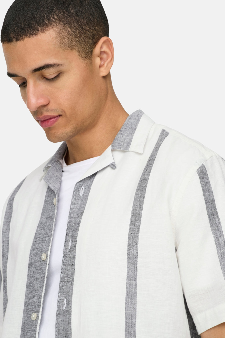 Ecru hemd met korte mouwen van ONLY & SONS®, met grijze strepen en witte knopen.