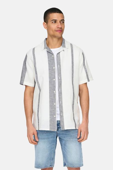 Ecru hemd met korte mouwen van ONLY & SONS®, met gestreepte details, gedragen over een wit T-shirt en een lichtblauwe jeansshort.
