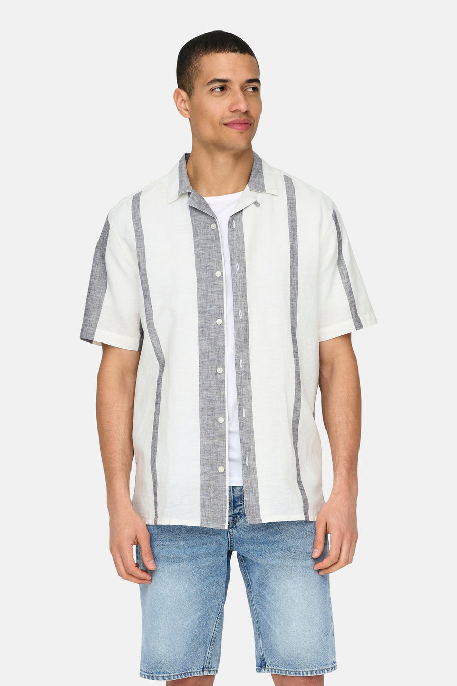 Ecru hemd met korte mouwen van ONLY & SONS®, met gestreepte details, gedragen over een wit T-shirt en een lichtblauwe jeansshort.
