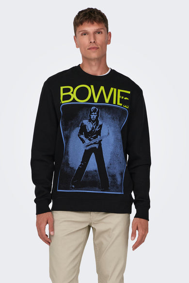 Zwarte sweater van ONLY & SONS® met neon gele print van Bowie en een blauwe omlijsting.
