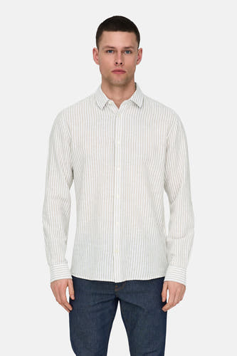 Chemise rayée beige à longues manches de ONLY & SONS®, portée avec un jean bleu marine.