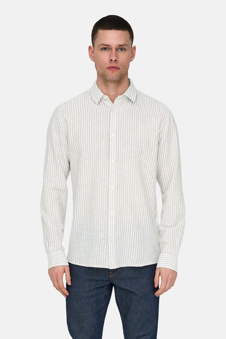 Chemise rayée beige à longues manches de ONLY & SONS®, portée avec un jean bleu marine.