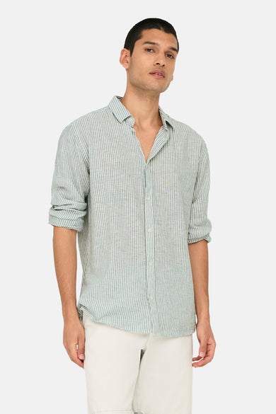 Chemise rayée verte à longues manches de ONLY & SONS, avec des manches retroussées et un col ouvert.
