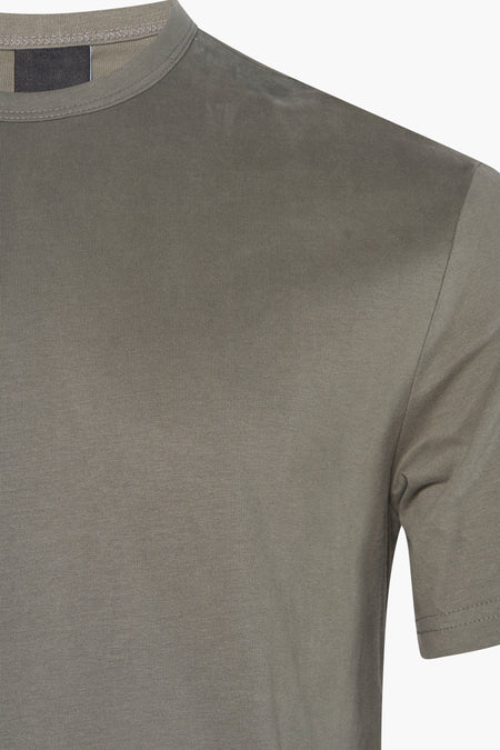 Olijfgroen T-shirt met korte mouwen.