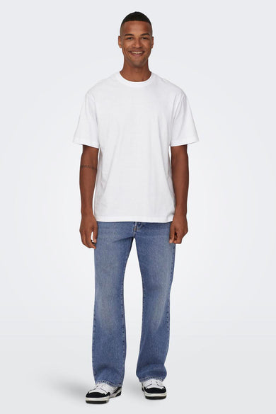 Blauwe denim wide jeans van ONLY & SONS®, met witte sneakers en een wit T-shirt.
