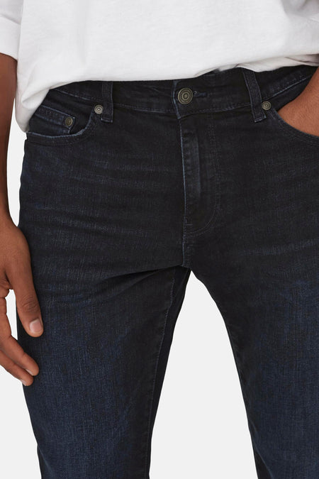 Donkerblauwe slim fit jeans van ONLY & SONS met knoopsluiting en steekzakken.
