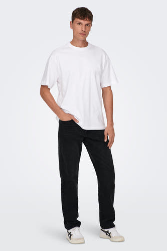Jean droit noir de ONLY & SONS®, porté avec un t-shirt blanc et des baskets blanches.