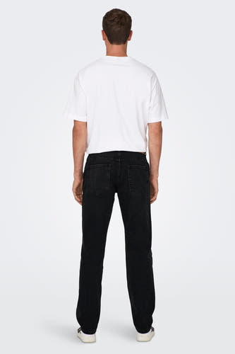 Jean droit noir de ONLY & SONS, vue arrière, associé à un T-shirt blanc et des chaussures blanches.