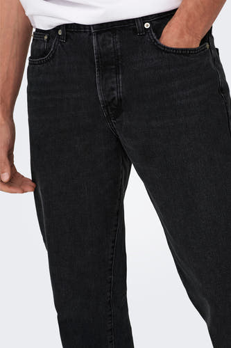 Jean droit noir de ONLY & SONS, avec fermeture à boutons et main dans la poche.