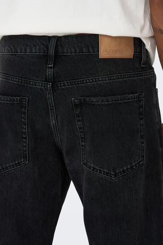 Jean droit noir de ONLY & SONS, avec des poches arrière et une étiquette en cuir marron.
