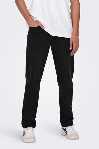 Jean droit noir de ONLY & SONS, avec une main dans la poche, associé à un T-shirt blanc et des baskets.