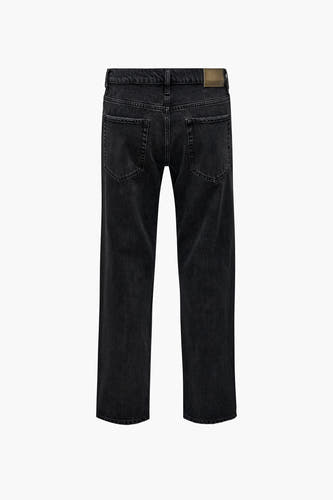 Jean droit noir de ONLY & SONS, avec des détails subtils froassés et des poches arrière.