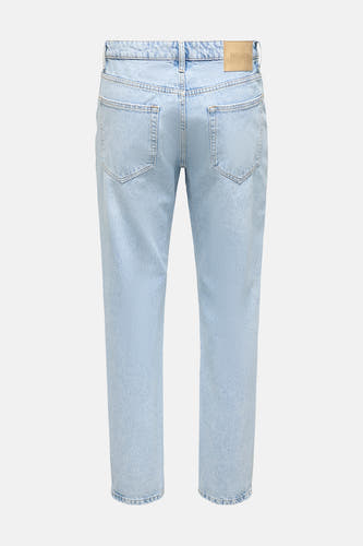 Jean droit bleu clair de ONLY & SONS, avec poches arrière et une étiquette de marque en cuir à la ceinture.