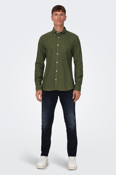 Groen lange mouwen overhemd van ONLY & SONS®, voorzien van borstzakje en witte knopen, gedragen met donkere jeans en witte sneakers, front view.