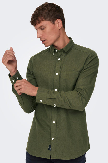 Groen lange mouwen overhemd van ONLY & SONS®, met witte knopen en textuur, model in zijprofiel gekleed in donkerblauwe jeans
