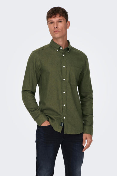 Groen lange mouwen overhemd van ONLY & SONS® met witte knopen en borstzak, gedragen door model in lifestyle pose