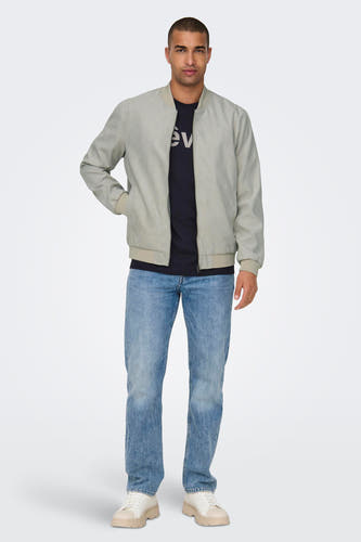 Beige jas van ONLY & SONS®, met lange mouwen en blauwe jeans.