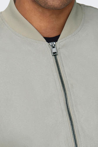 Beige korte jas van ONLY & SONS, met een zilverkleurige ritssluiting en een geribbelde kraag.