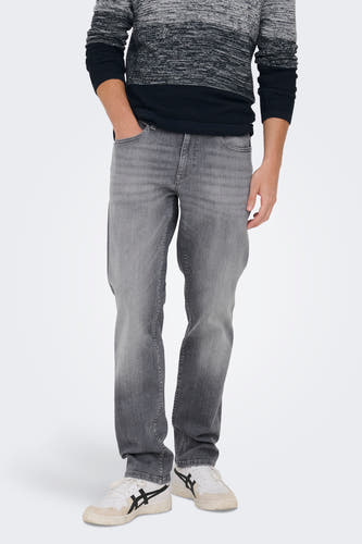 Jean droit gris d'ONLY & SONS, avec une légère usure et des surs visibles, associé à un pull rayé et à des baskets blanches.